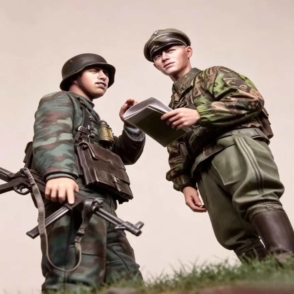 1/35 WWII German Infantry with Officers, 2 Figures, Resin Model Figure Kit, Unassembled and Unpainted