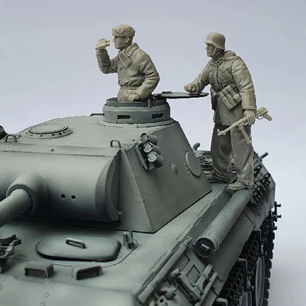 1/35 WWII German Panzer Crew with Headset Operators, 2 Figures, Resin Model Figure Kit, Unassembled and Unpainted