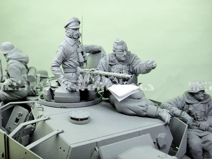 1/16 WWII German Panzer Crew on Tank Turrets, 8 Figures, Resin Model Figure Kit, Unassembled and Unpainted