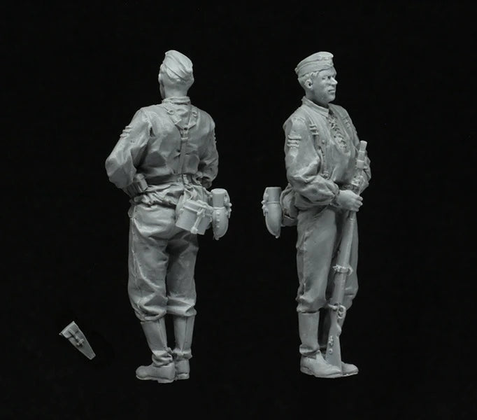 1/35 WWII German Officers Standing with Riding Crops, 2 Figures, Resin Model Figure Kit, Unassembled and Unpainted