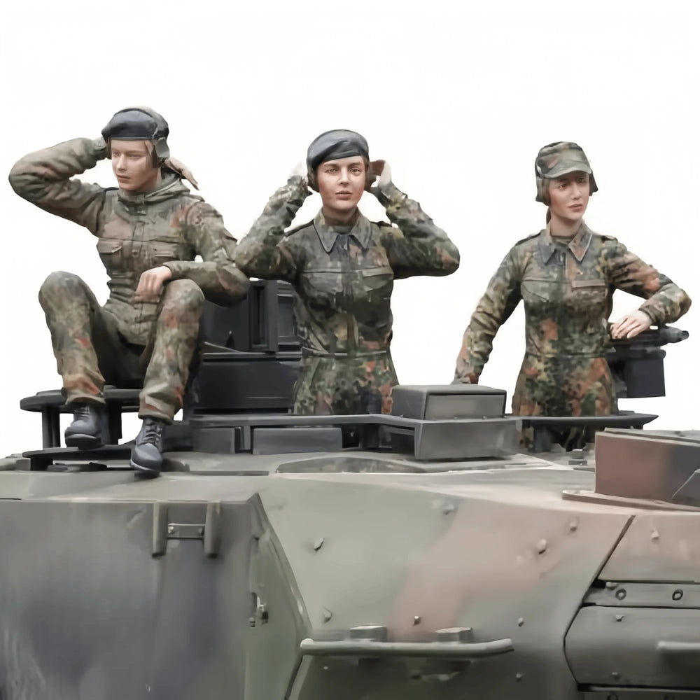 1/16 WWII German Female Tank Commander and Crew, 3 Figures, Resin Model Figure Kit, Unassembled and Unpainted