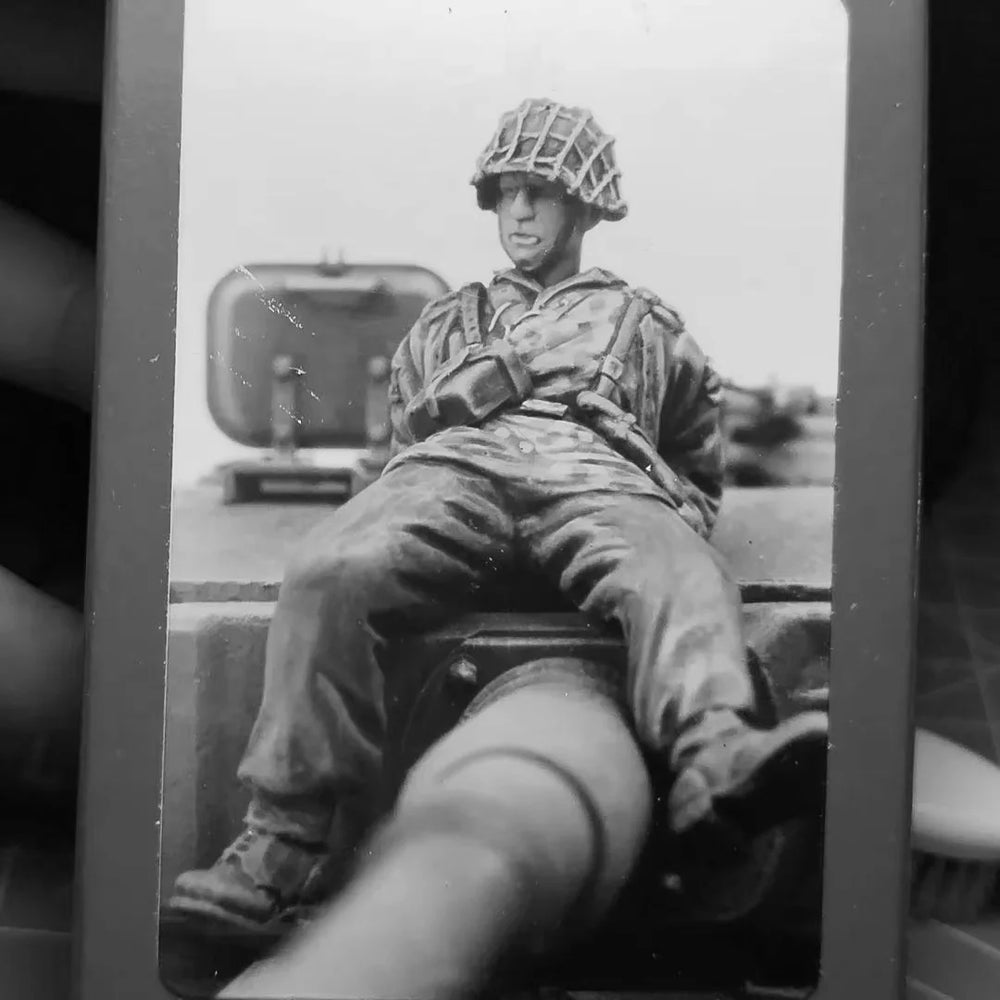 1/35 WWII German Panzer Crew Soldier Seated, Resin Model Figure Kit, Unassembled and Unpainted