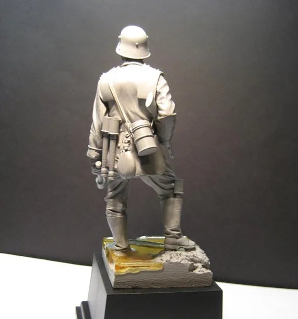 1/16 WWI German Soldier Standing with Rifle and Bayonet, Resin Model Figure Kit, Unassembled and Unpainted