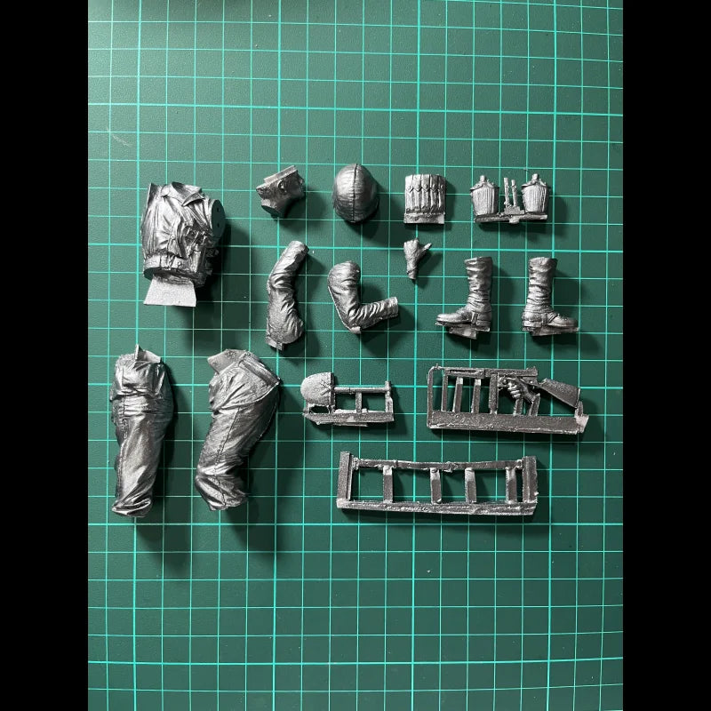 1/16 WWII Soviet Infantry Firing PPSh-41, Resin Model Figure Kit, Unassembled and Unpainted