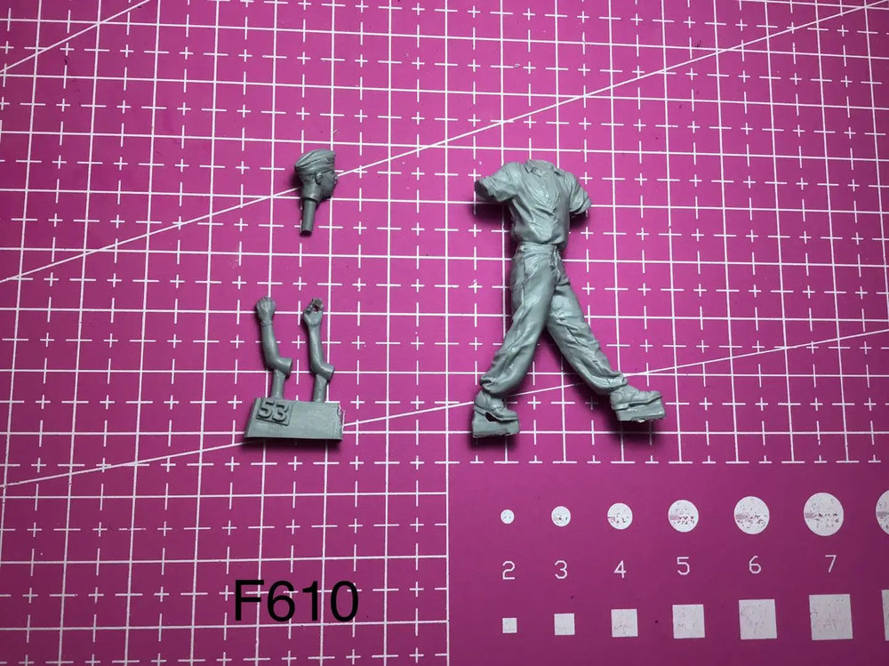 1/35 WWII German Soldier in Work Shirt Gesturing, Resin Model Figure Kit, Unassembled and Unpainted