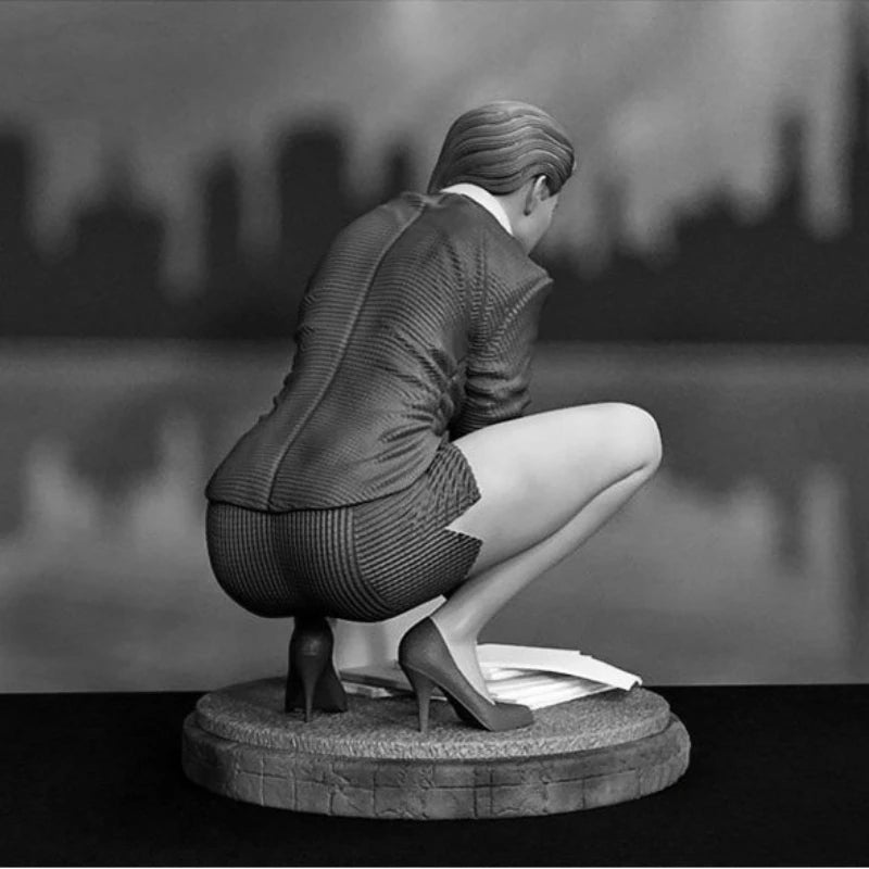 1/24 Modern Female Developer Crouching with Laptop, Resin Model Figure Kit, Unassembled and Unpainted