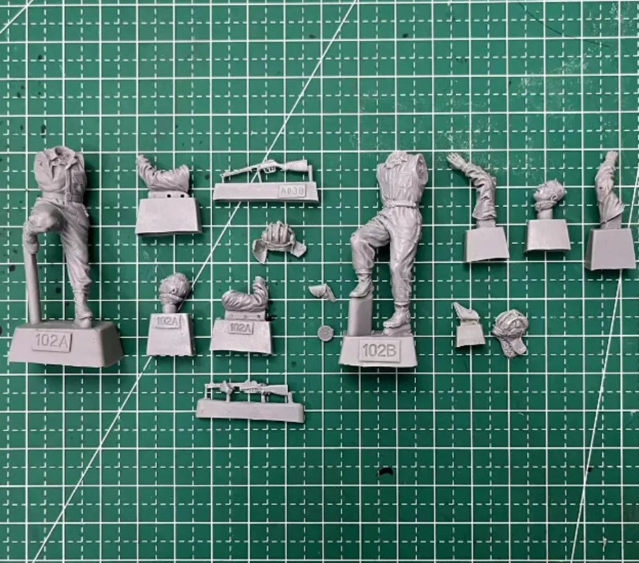1/35 WWII German Panzer Crew in Turret Action, 2 Figures, Resin Model Figure Kit, Unassembled and Unpainted