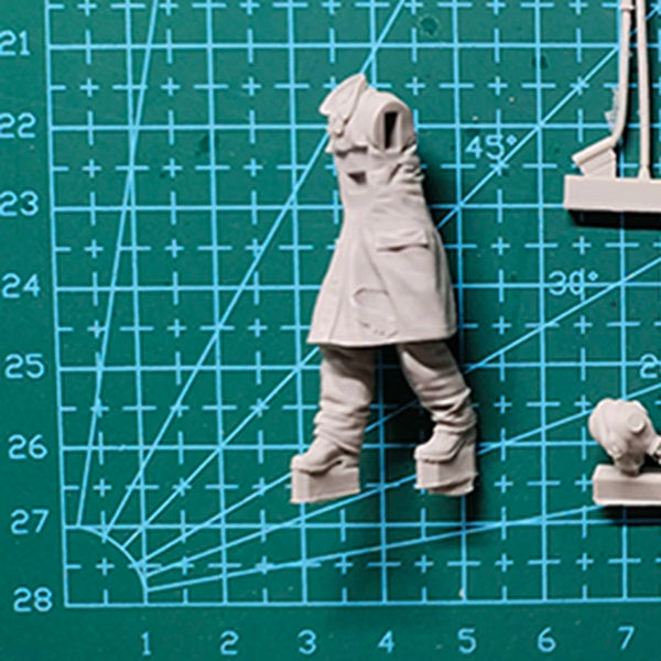 1/35 Modern German Infantry Advancing in Greatcoats, Resin Model Figure Kit, Unassembled and Unpainted