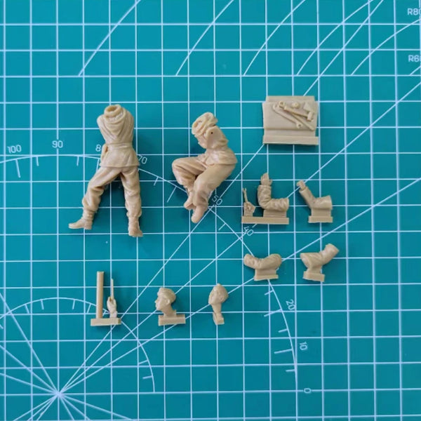 1/35 WWII German Panzer Mechanics, 2 Figures, Resin Model Figure Kit, Unassembled and Unpainted