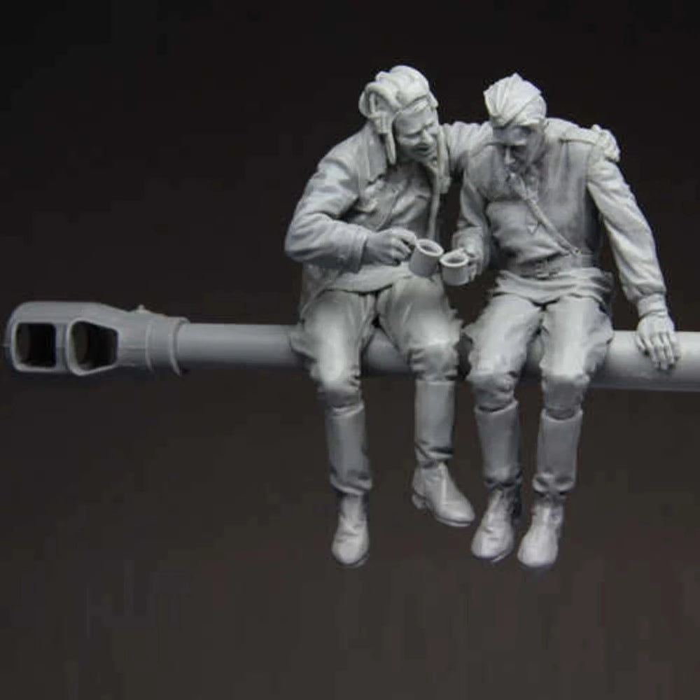 1/35 WWII German Panzer Crew on Gun Barrel, 2 Figures, Resin Model Figure Kit, Unassembled and Unpainted
