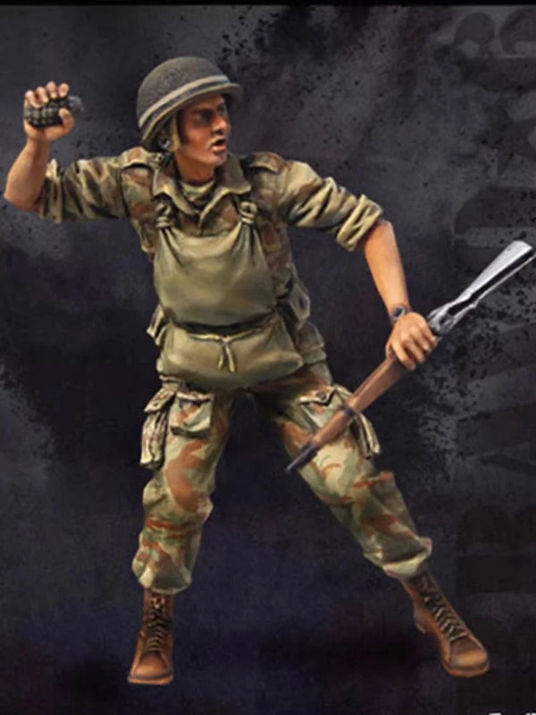 1/35 WWII Soldier Throwing Grenade, Resin Model Figure Kit, Unassembled and Unpainted