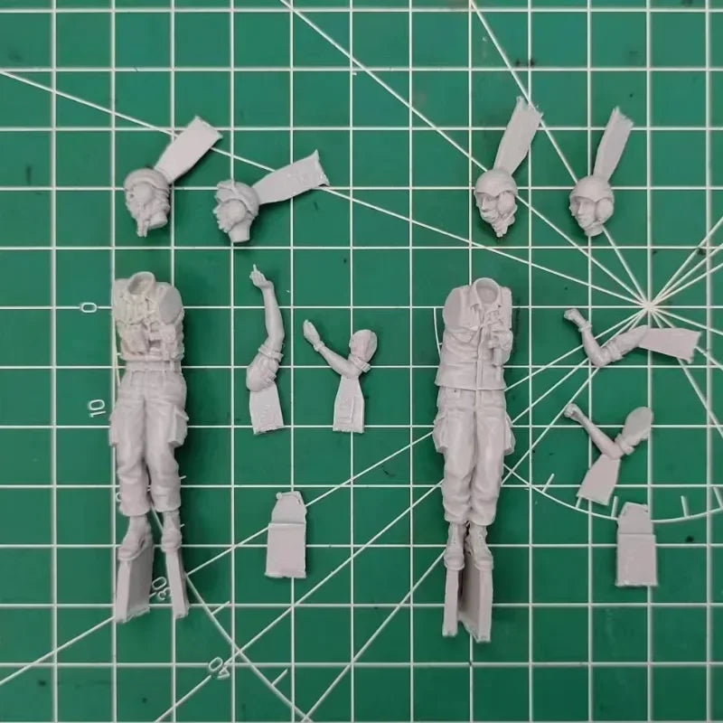 1/35 Modern British Army Tank Crew Operation Granby, 2 Figures, Resin Model Figure Kit, Unassembled and Unpainted