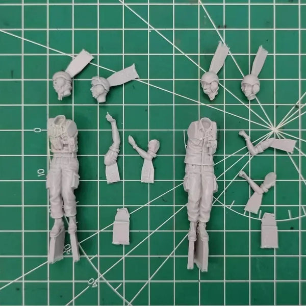 1/35 Modern British Army Tank Crew Operation Granby, 2 Figures, Resin Model Figure Kit, Unassembled and Unpainted