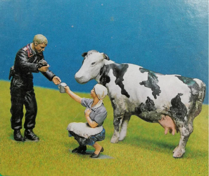 1/35 WWII Soldier with Working Animal, Resin Model Figure Kit, Unassembled and Unpainted