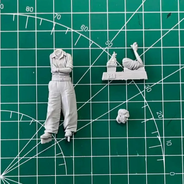 1/35 WWII German Tank Crewman Thinking, Resin Model Figure Kit, Unassembled and Unpainted