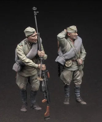 1/35 Soldier, 2 Figures, Resin Model Figure Kit, Military Theme, Unassembled and Unpainted