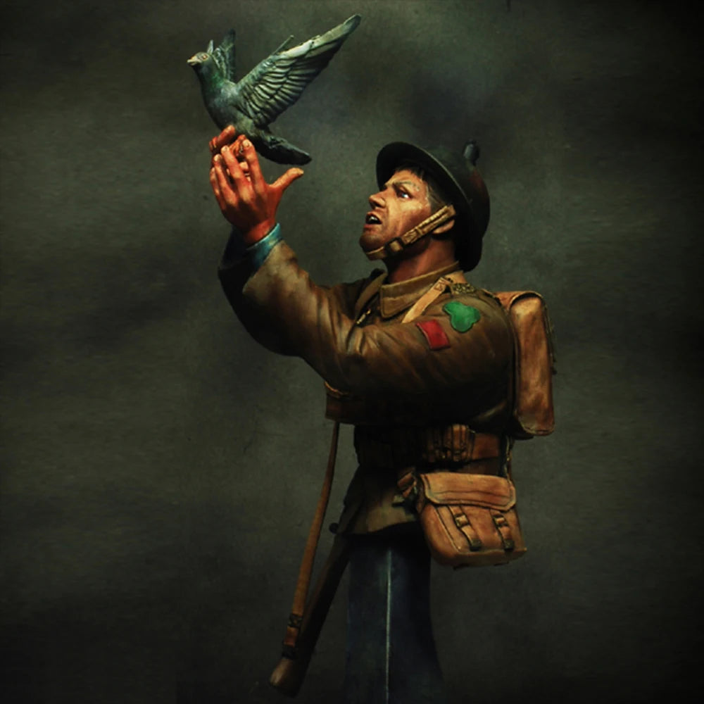 1/9 Napoleonic British Soldier with War Pigeon, Resin Model Bust Kit, Unassembled and Unpainted