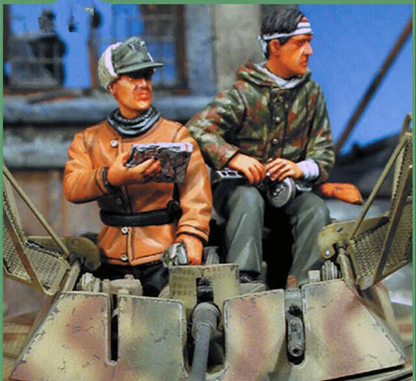 1/35 WWII German Tank Crew Reading Map, 2 Figures, Resin Model Figure Kit, Unassembled and Unpainted