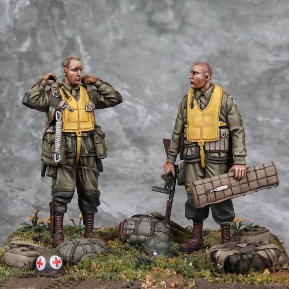 1/35 WWII German Paratroopers with Yellow Life Vests, 4 Figures, Resin Model Figure Kit, Unassembled and Unpainted