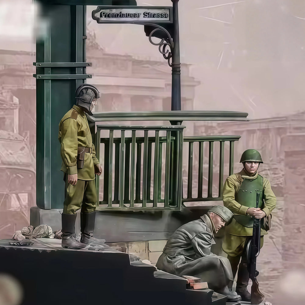 1/35 WWII Soviet Urban Combat, 4 Figures, Resin Model Diorama Kit, Unassembled and Unpainted