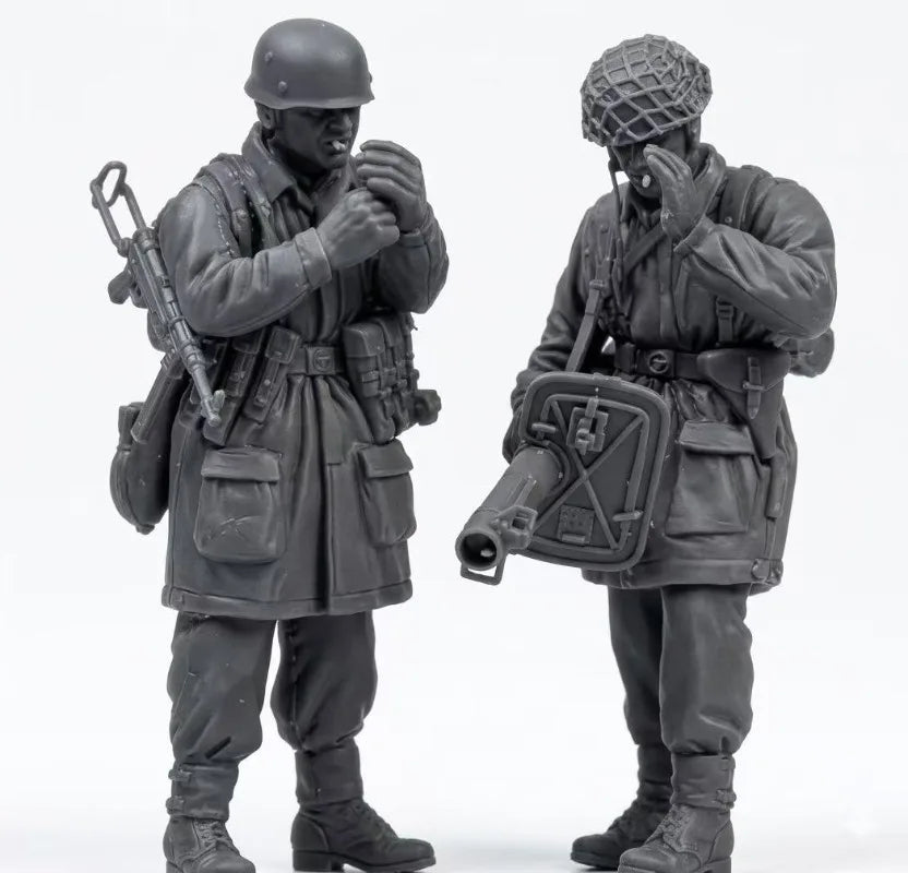 1/35 WWII Airborne Soldiers at Rest, 2 Figures, Resin Model Figure Kit, Unassembled and Unpainted