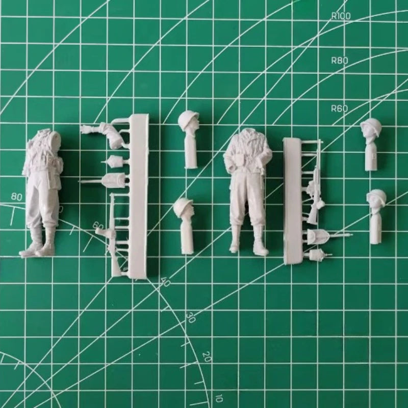 1/35 WWII US Infantry Advancing in Combat, 2 Figures, Resin Model Figure Kit, Unassembled and Unpainted