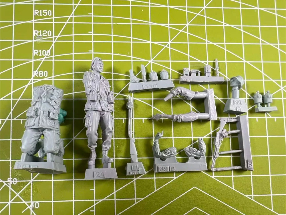 1/35 Vietnam War Jungle Combat Scene, 5 Figures, Resin Model Figure Kit, Unassembled and Unpainted