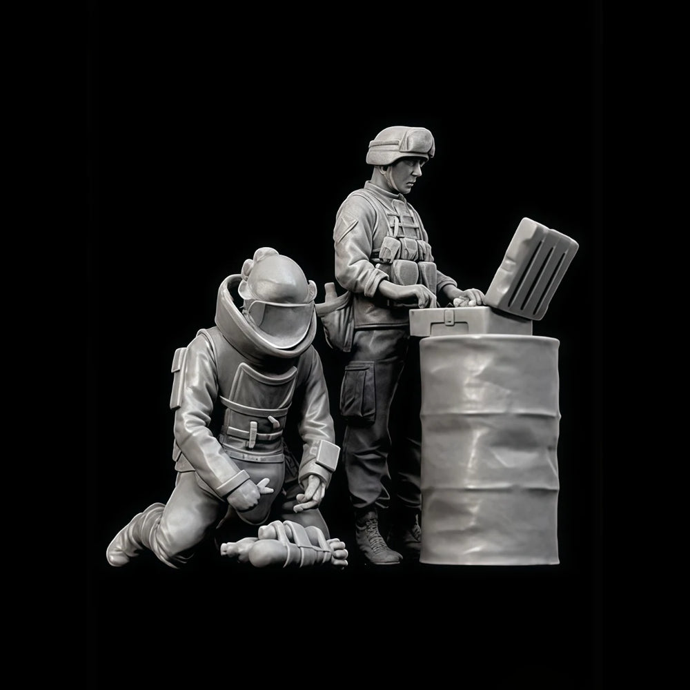 1/35 Modern Bomb Disposal Team, 2 Figures, Resin Model Figure Kit, Unassembled and Unpainted
