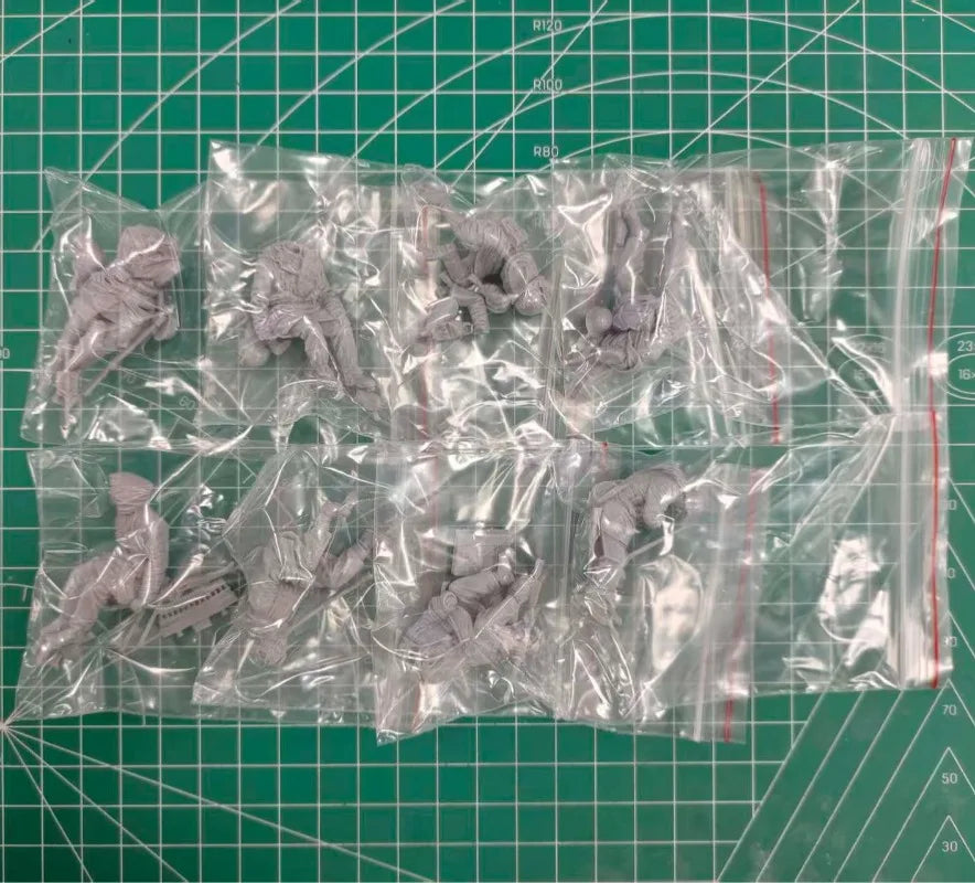 1/35 WWII German Panzer Crew in Combat Action, 8 Figures, Resin Model Figure Kit, Unassembled and Unpainted