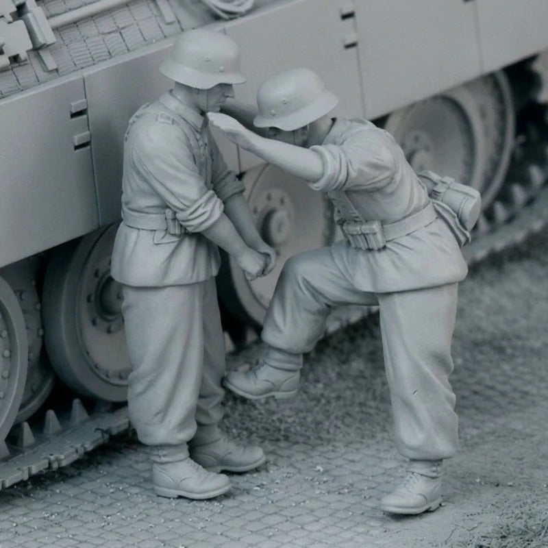 1/35 WWII Infantry Climbing Tank, 2 Figures, Resin Model Figure Kit, Unassembled and Unpainted