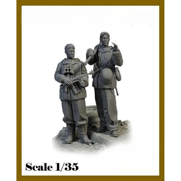 1/35 WWII German Officer and Rifleman, 2 Figures, Resin Model Figure Kit, Unassembled and Unpainted