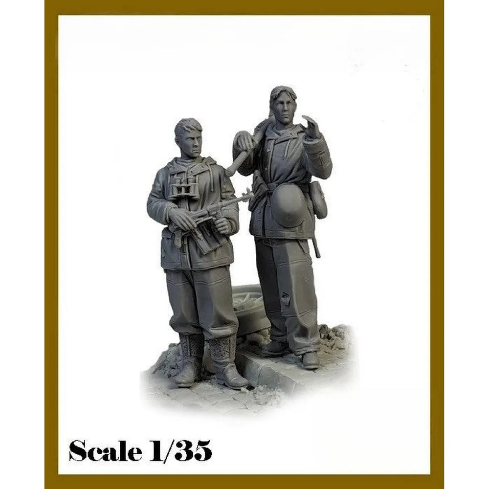 1/35 WWII German Officer and Rifleman, 2 Figures, Resin Model Figure Kit, Unassembled and Unpainted