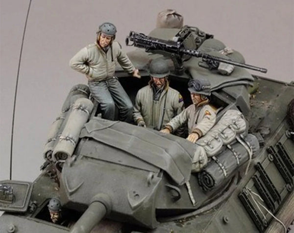 1/35 Cold War Soviet Tank Crew at Gun, 4 Figures, Resin Model Figure Kit, Unassembled and Unpainted