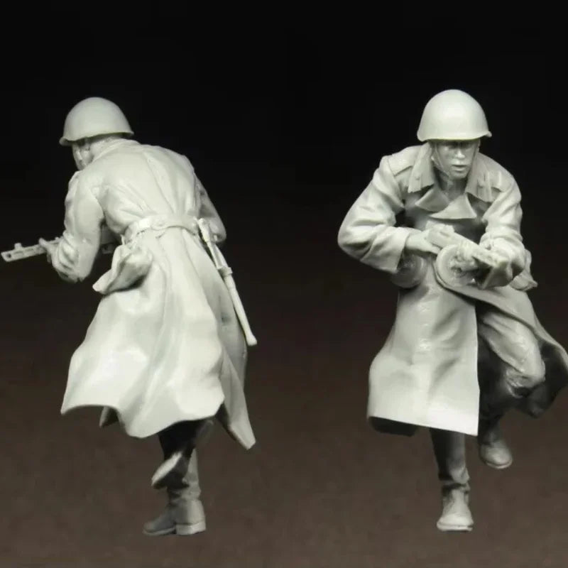 1/35 WWII Soviet Infantry in Greatcoats Assaulting, 5 Figures, Resin Model Figure Kit, Unassembled and Unpainted