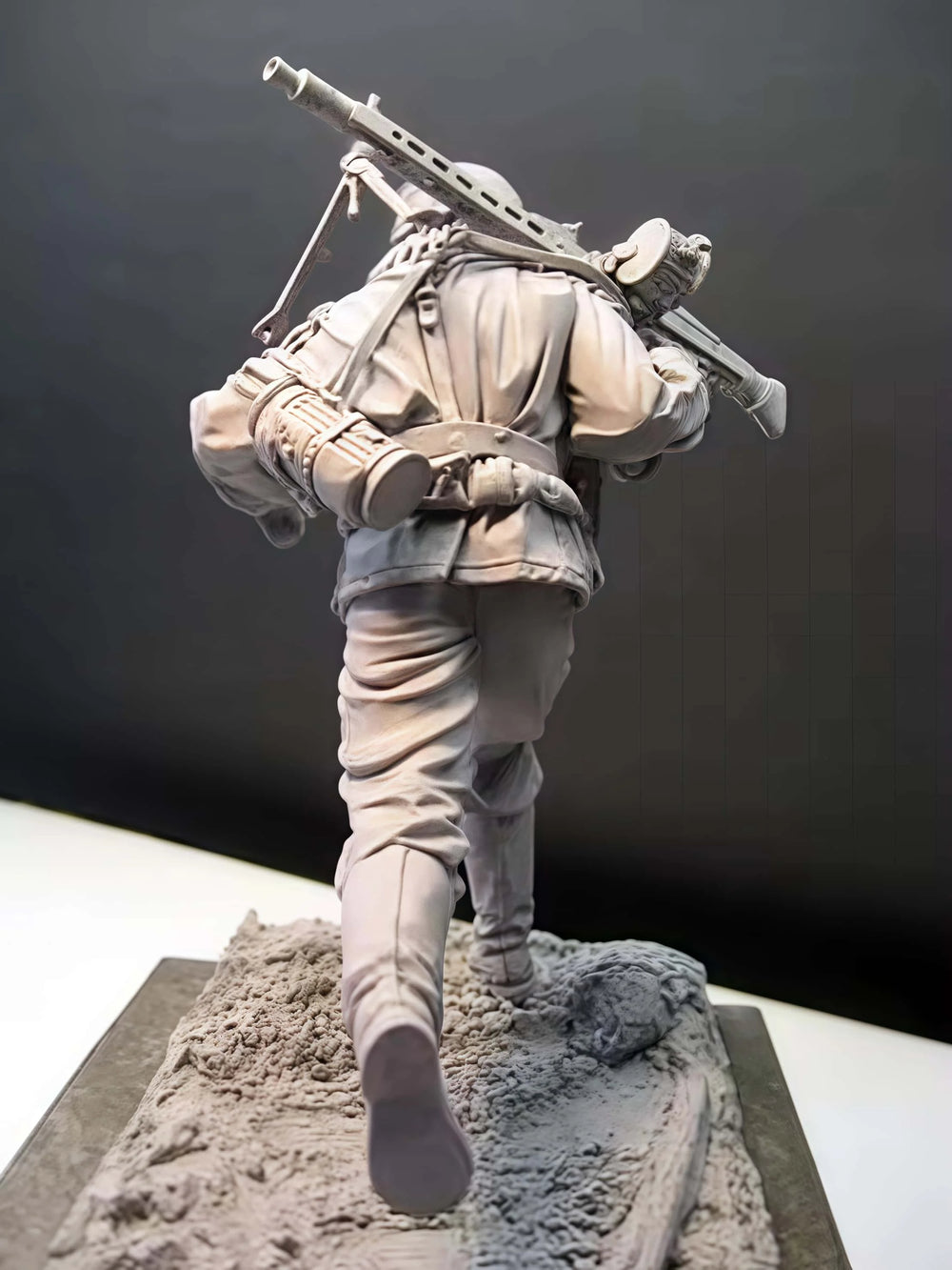 1/16 WWI British Infantryman Charging with Rifle, Resin Model Figure Kit, Unassembled and Unpainted