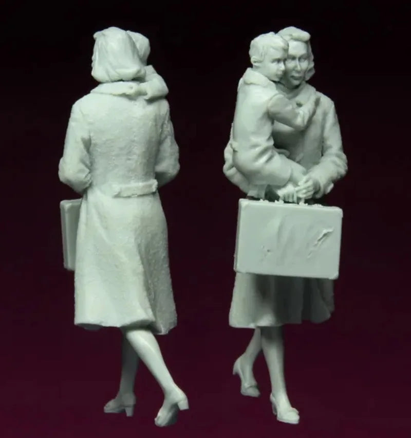 1/35 WWII Refugee Mothers with Children and Luggage, 2 Figures, Resin Model Figure Kit, Unassembled and Unpainted