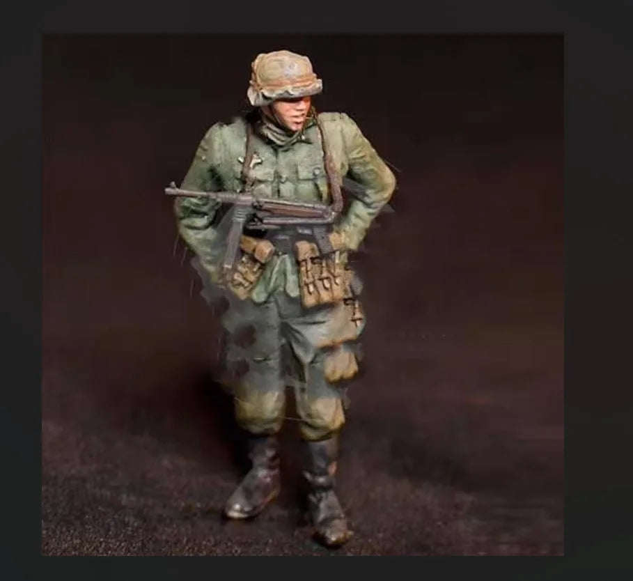 1/35 Modern Infantryman in Desert Gear with Rifle, Resin Model Figure Kit, Unassembled and Unpainted