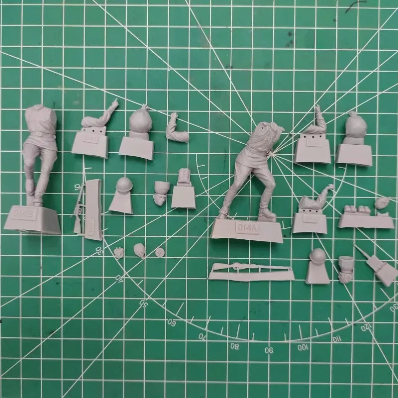 1/35 WWII German Infantry Advancing with Rifles, 2 Figures, Resin Model Figure Kit, Unassembled and Unpainted