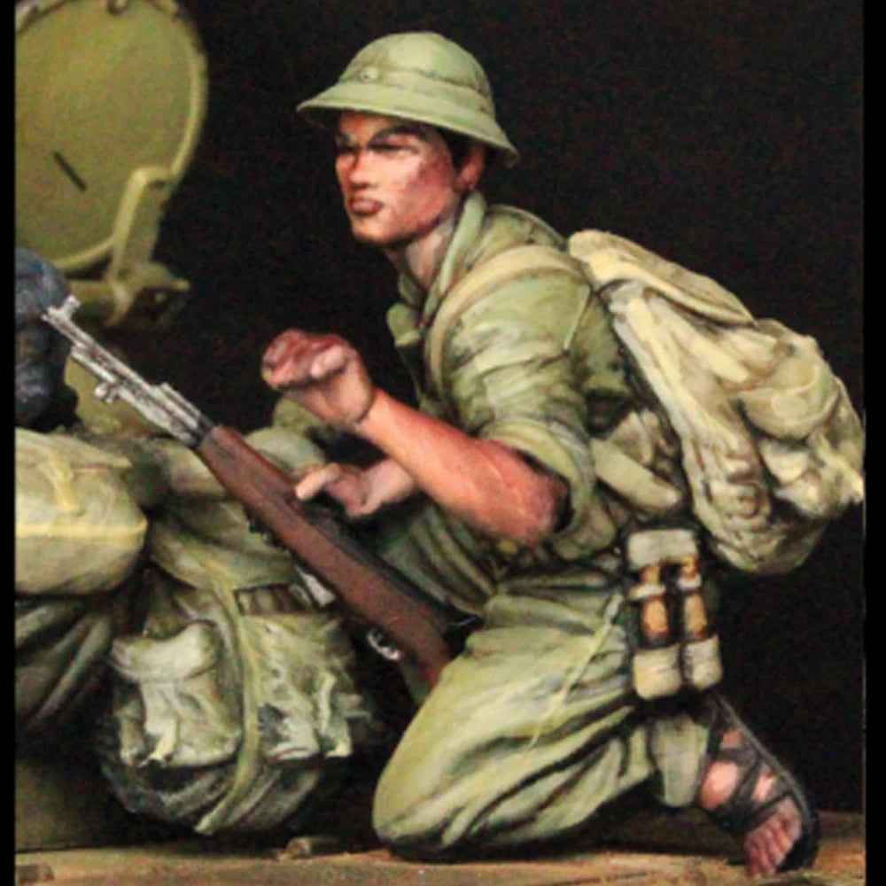1/35 Vietnam War British Infantry Kneeling with Rifle and Ammo Belt, Resin Model Figure Kit, Unassembled and Unpainted