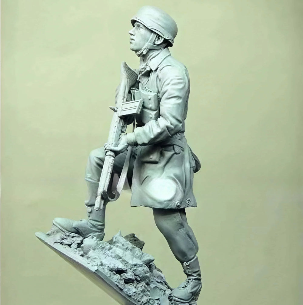 1/16 WWII German Infantry Advancing with Rifle, Resin Model Figure Kit, Unassembled and Unpainted