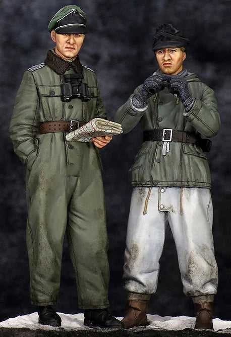 1/35 WWII German Officer with Map and Infantryman, 2 Figures, Resin Model Figure Kit, Unassembled and Unpainted