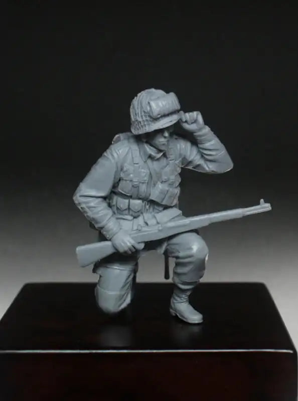 1/35 WWII German Infantry Crouching Adjusting Helmet, Resin Model Figure Kit, Unassembled and Unpainted