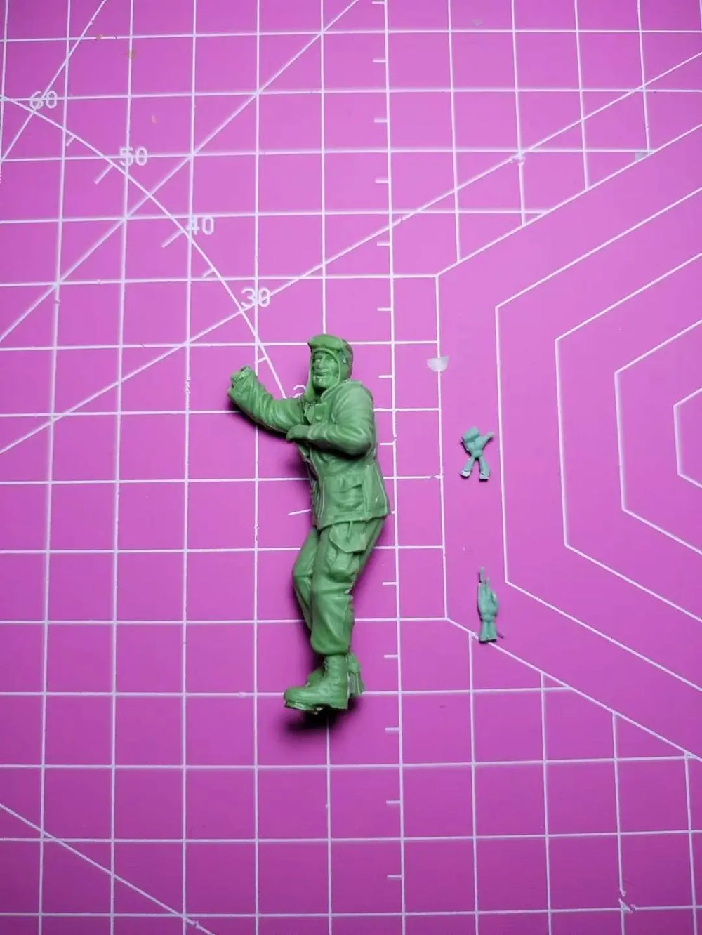 1/35 Modern Soldier Standing Ready with Rifle, Resin Model Figure Kit, Unassembled and Unpainted
