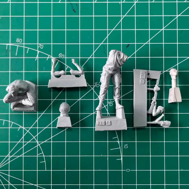 1/35 Vietnam War US Soldier Interrogating Captive, 2 Figures, Resin Model Figure Kit, Unassembled and Unpainted