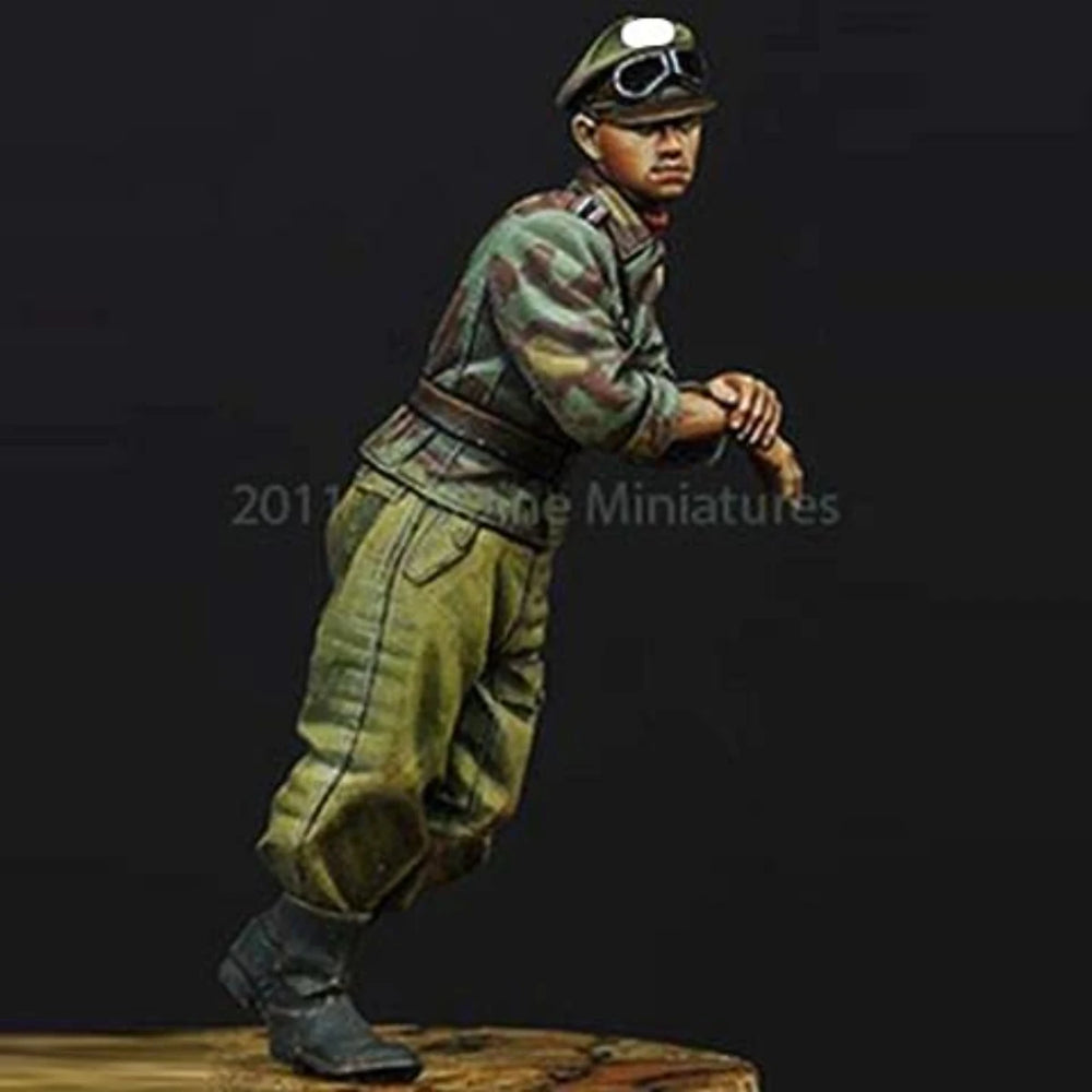 1/35 WWII German AFV Crew Member, Resin Model Figure Kit, Unassembled and Unpainted