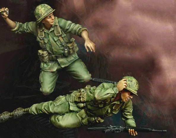1/35 Soldiers, 2 Figures, Resin Model Figure Kit, Military Theme, Unassembled and Unpainted