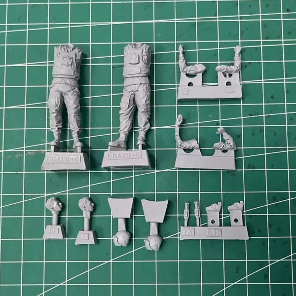 1/35 WWII US Pilots, 2 Figures, Resin Model Figure Kit, Unassembled and Unpainted