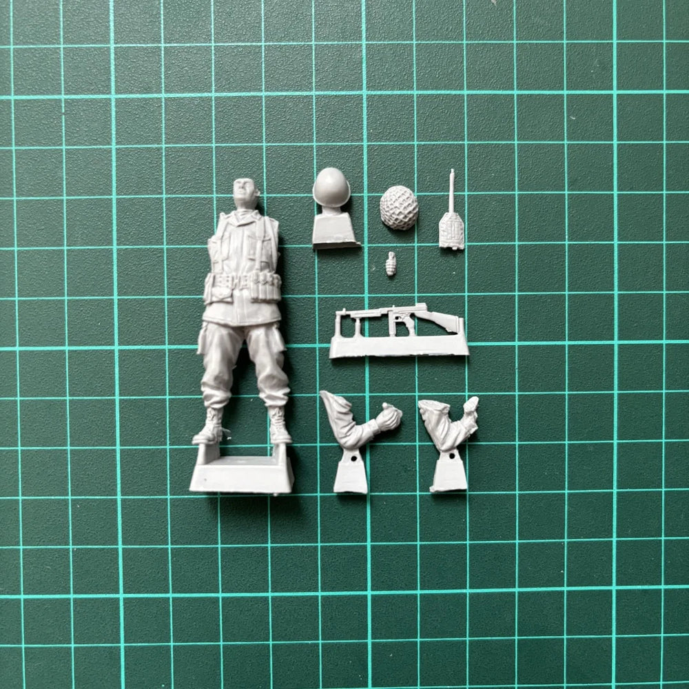 1/35 WWII U.S. Airborne Paratrooper, Resin Model Figure Kit, Unassembled and Unpainted