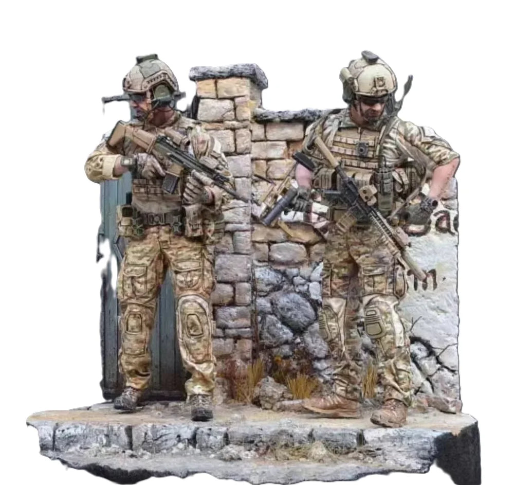 1/35 Modern Infantry in Desert Camouflage, 2 Figures, Resin Model Figure Kit, Unassembled and Unpainted