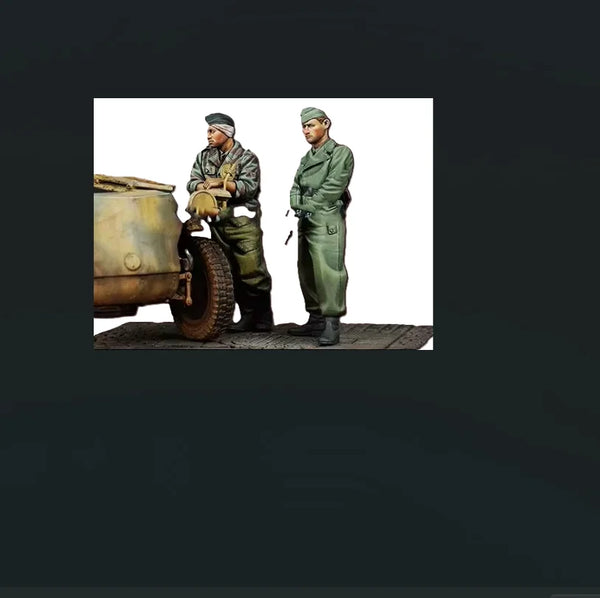 1/35 WWII German Infantry with Vehicle, 2 Figures, Resin Model Figure Kit, Unassembled and Unpainted